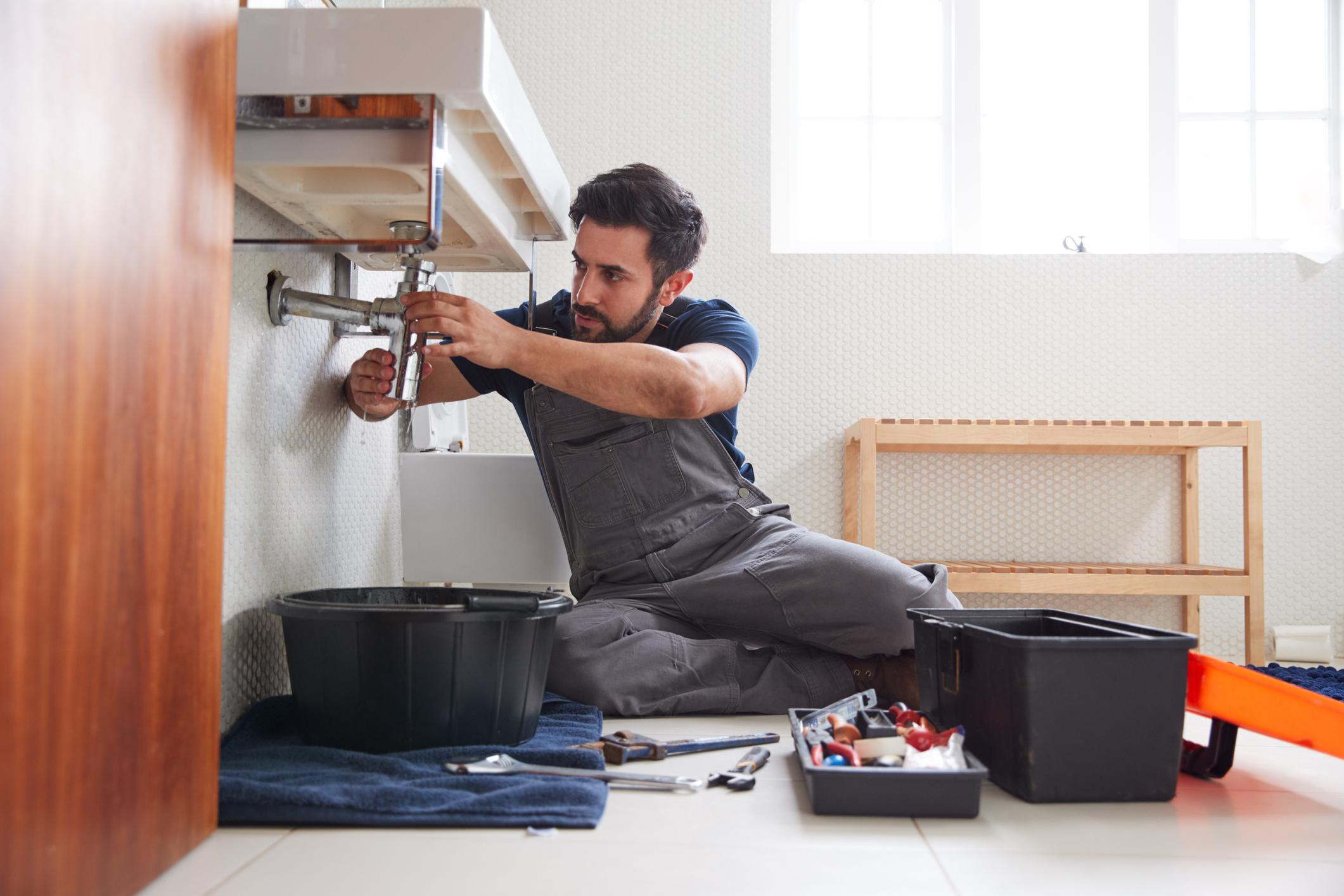 The Important Differences Between Plumbers and Plumbing Contractors